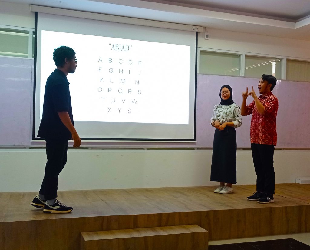 Mahasiswa melakukan praktek komunikasi menggunakan bahasa Isyarat.