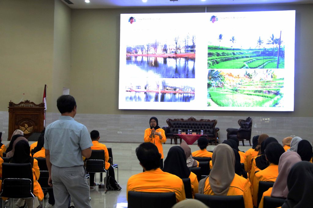 Prof. Suyitno meminta salah satu mahasiswa untuk menjelaskan tentang citizen journalism